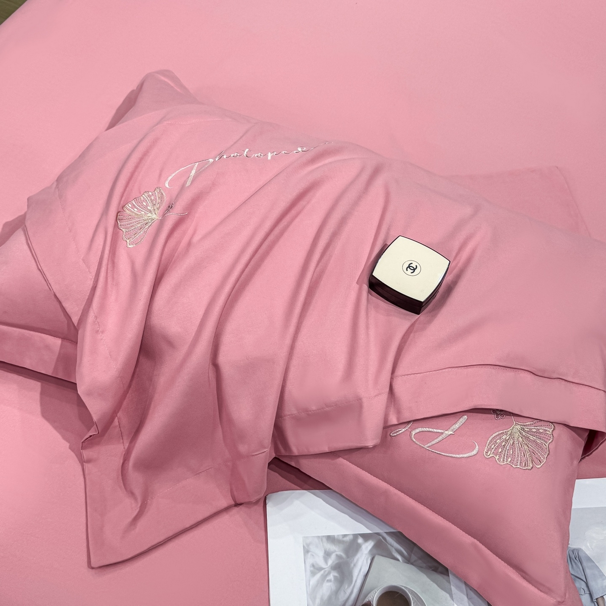 91家纺网 家纺一手货源 找家纺 悦织湾家纺 90克磨毛刺绣纯色四件套2025新款轻奢韩版公主风精致床上用品绣花亲肤水洗棉4件套 新银杏-粉色