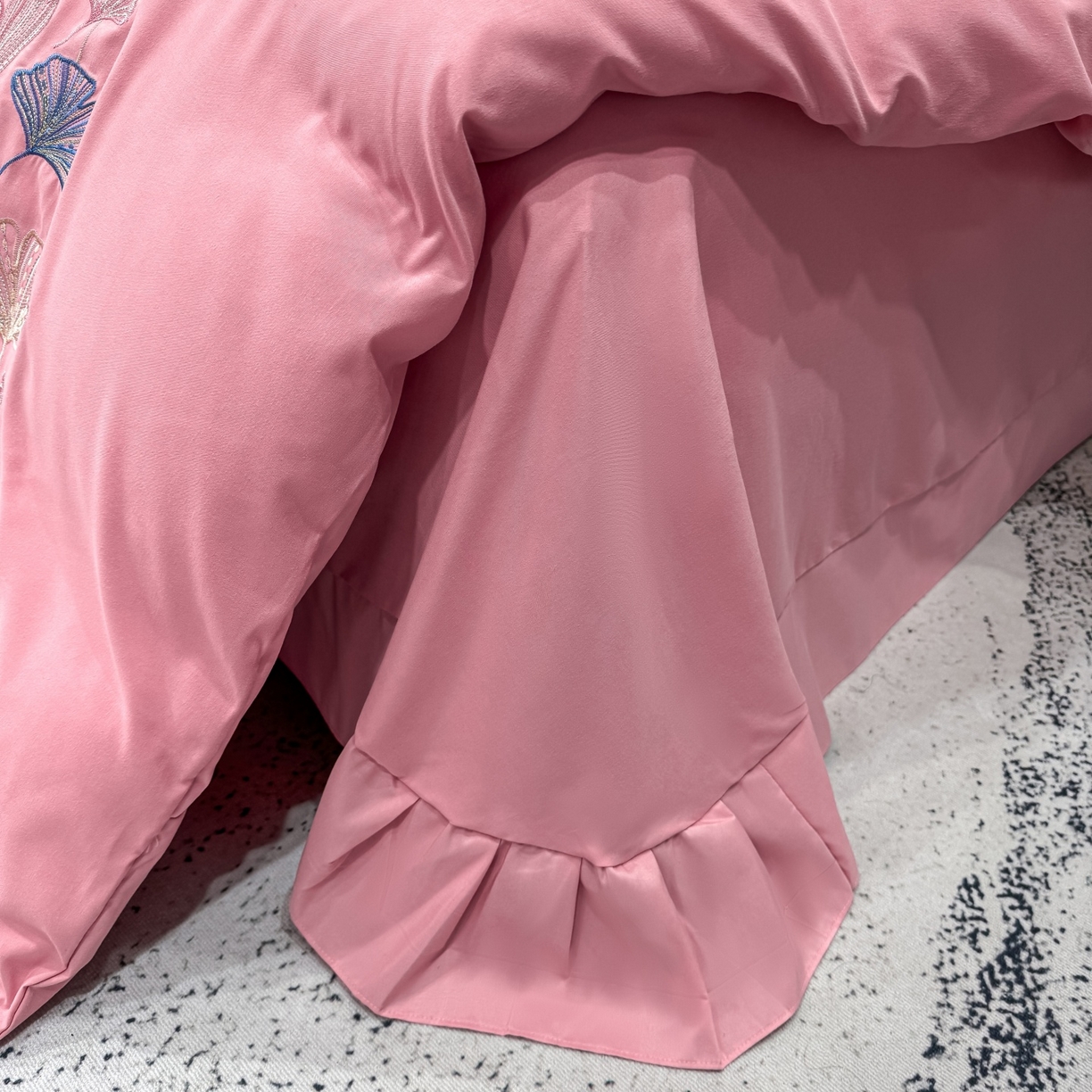 91家纺网 家纺一手货源 找家纺 悦织湾家纺 90克磨毛刺绣纯色四件套2025新款轻奢韩版公主风精致床上用品绣花亲肤水洗棉4件套 新银杏-粉色