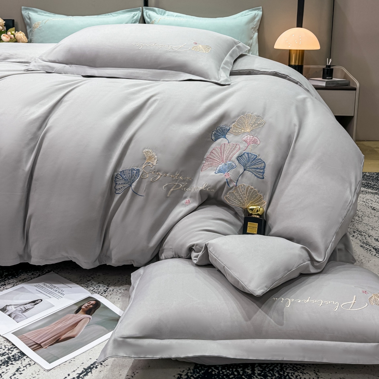 91家纺网 家纺一手货源 找家纺 悦织湾家纺 90克磨毛刺绣纯色四件套2025新款轻奢韩版公主风精致床上用品绣花亲肤水洗棉4件套 新银杏-浅灰