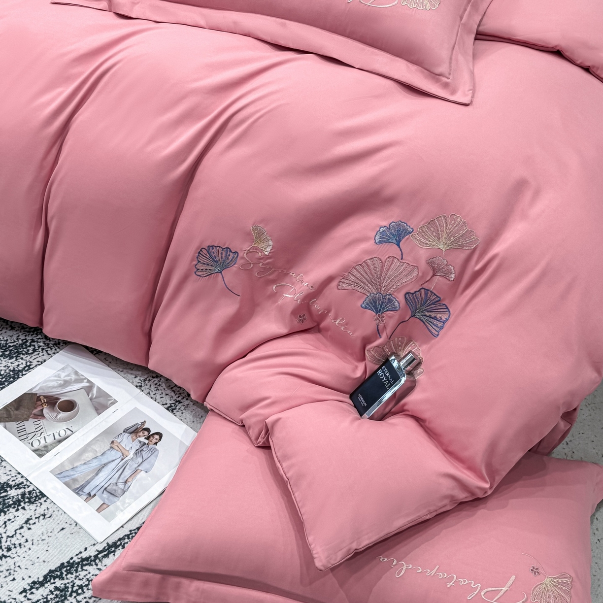 91家纺网 家纺一手货源 找家纺 悦织湾家纺 90克磨毛刺绣纯色四件套2025新款轻奢韩版公主风精致床上用品绣花亲肤水洗棉4件套 新银杏-粉色