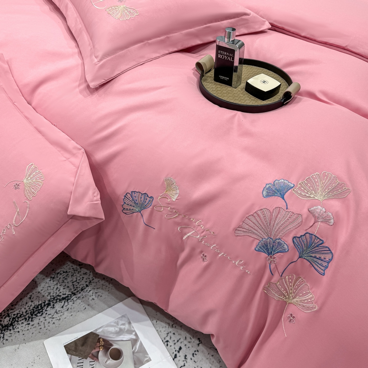 91家纺网 家纺一手货源 找家纺 悦织湾家纺 90克磨毛刺绣纯色四件套2025新款轻奢韩版公主风精致床上用品绣花亲肤水洗棉4件套 新银杏-粉色