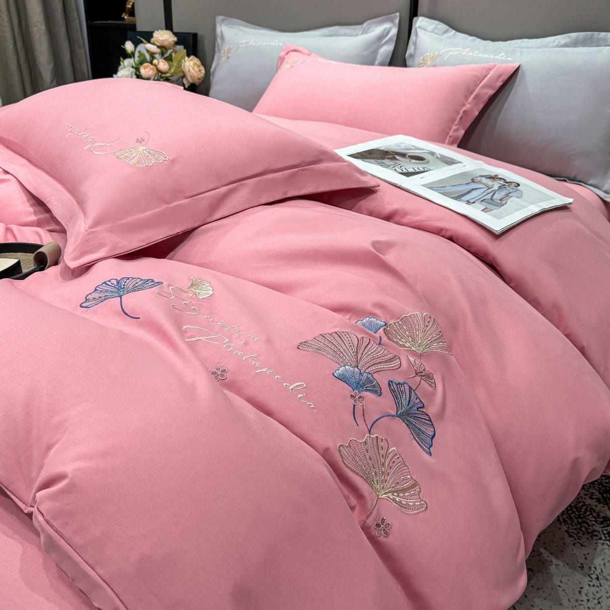 91家纺网 家纺一手货源 找家纺 悦织湾家纺 90克磨毛刺绣纯色四件套2025新款轻奢韩版公主风精致床上用品绣花亲肤水洗棉4件套 新银杏-粉色