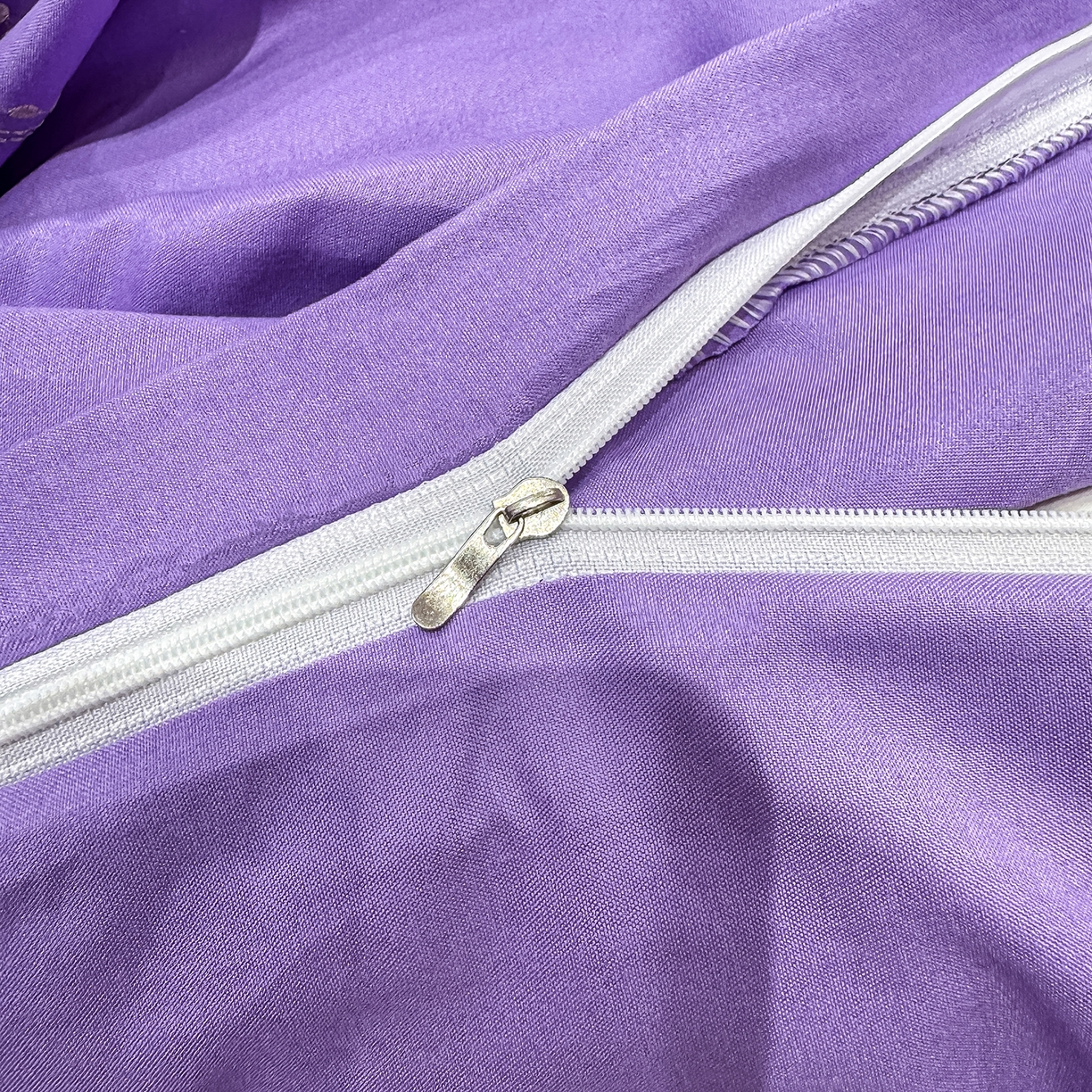 91家纺网 家纺一手货源 找家纺 悦织湾家纺 90克磨毛刺绣纯色四件套2025新款轻奢韩版公主风精致床上用品绣花亲肤水洗棉4件套 诗诺-紫色