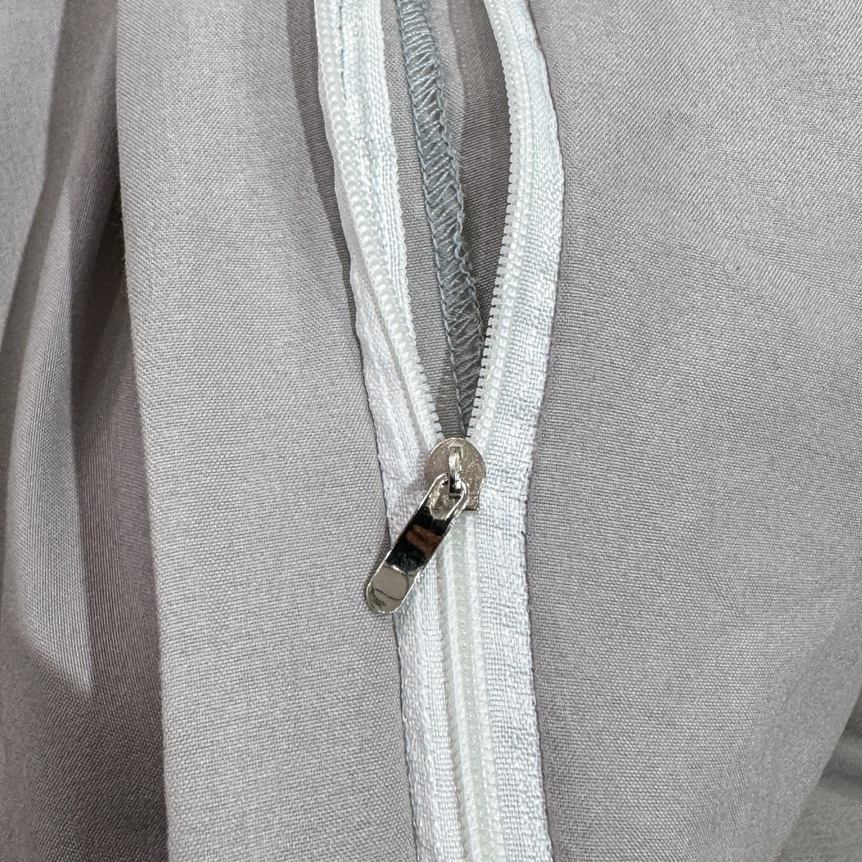 91家纺网 家纺一手货源 找家纺 悦织湾家纺 90克磨毛刺绣纯色四件套2025新款轻奢韩版公主风精致床上用品绣花亲肤水洗棉4件套 新银杏-浅灰