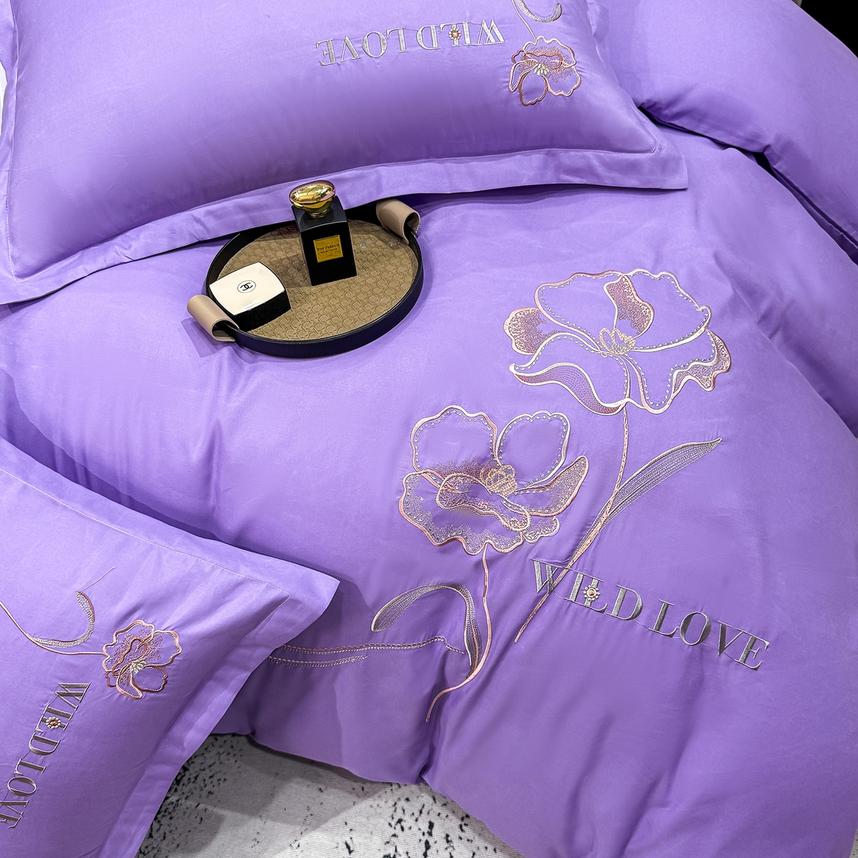 91家纺网 家纺一手货源 找家纺 悦织湾家纺 90克磨毛刺绣纯色四件套2025新款轻奢韩版公主风精致床上用品绣花亲肤水洗棉4件套 诗诺-紫色