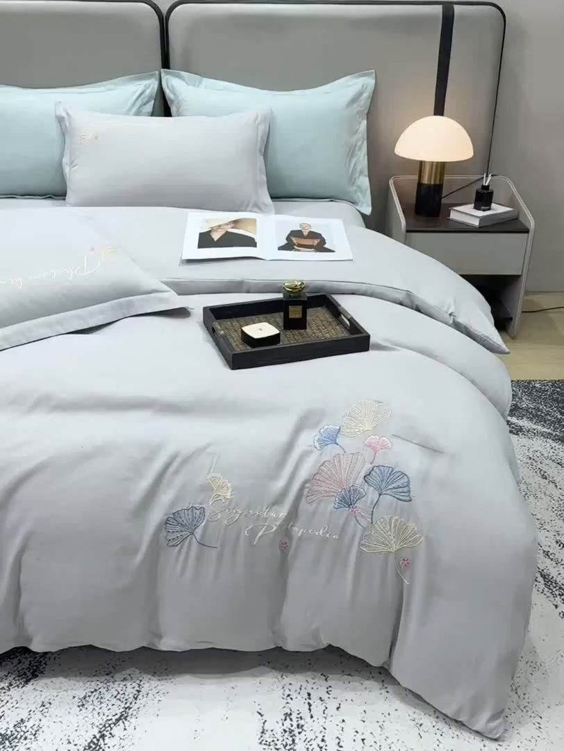 91家纺网 家纺一手货源 找家纺 悦织湾家纺 90克磨毛刺绣纯色四件套2025新款轻奢韩版公主风精致床上用品绣花亲肤水洗棉4件套 新银杏-浅灰