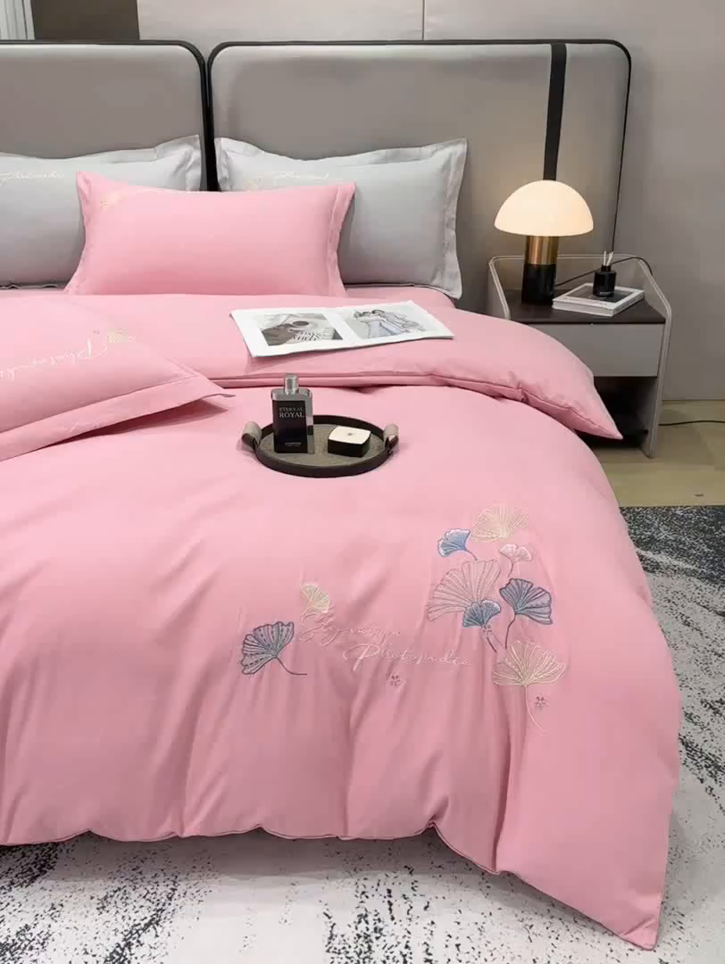 91家纺网 家纺一手货源 找家纺 悦织湾家纺 90克磨毛刺绣纯色四件套2025新款轻奢韩版公主风精致床上用品绣花亲肤水洗棉4件套 新银杏-粉色