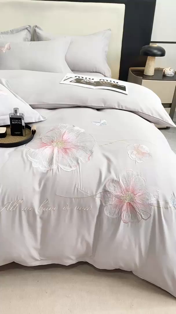 91家纺网 家纺一手货源 找家纺 悦织湾家纺 90克磨毛刺绣纯色四件套2025新款轻奢韩版公主风精致床上用品绣花亲肤水洗棉4件套 琪亚娜-灰色