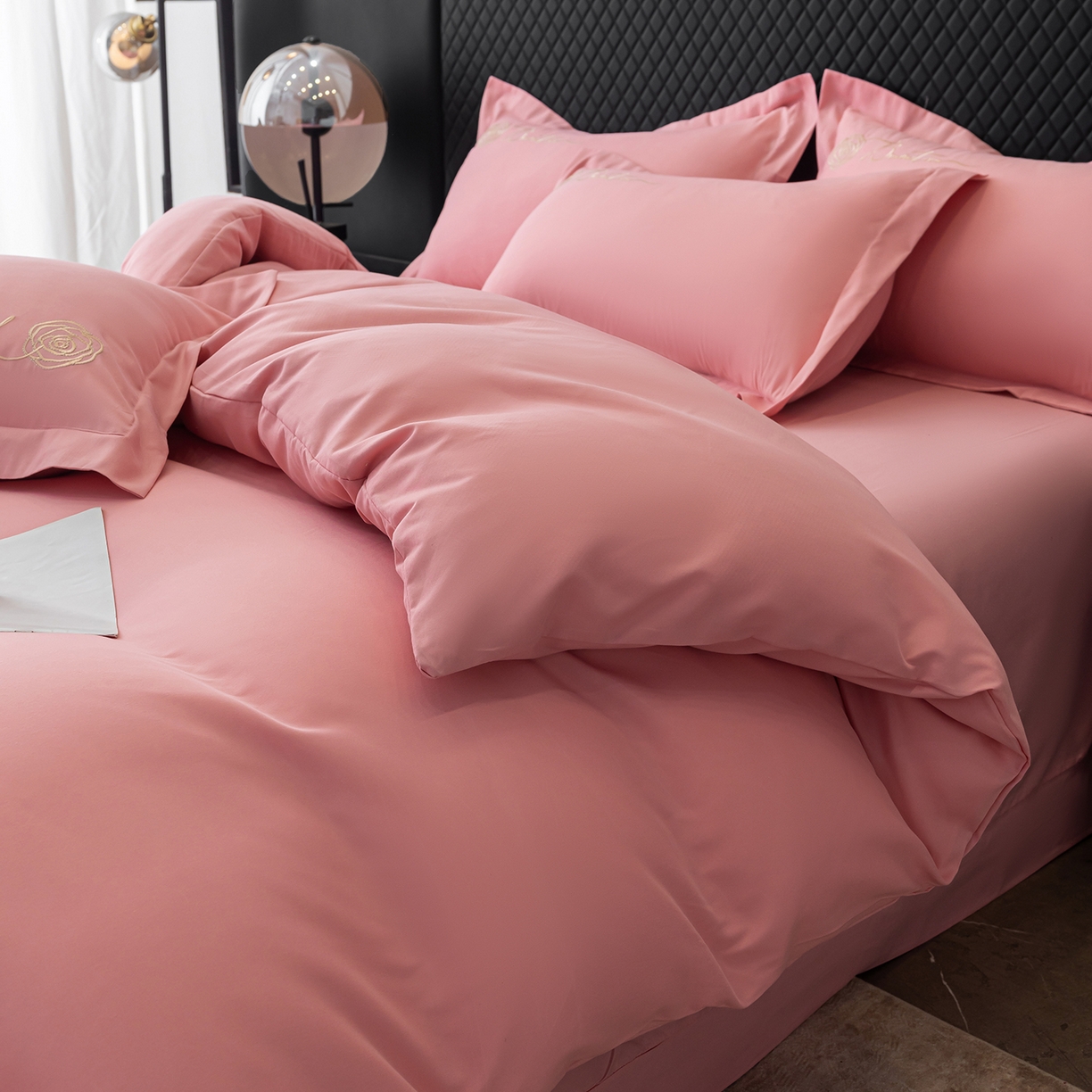 91家纺网 家纺一手货源 找家纺 悦织湾家纺 90克磨毛刺绣纯色四件套2025新款轻奢韩版公主风精致床上用品绣花亲肤水洗棉4件套 锐莎-玉色