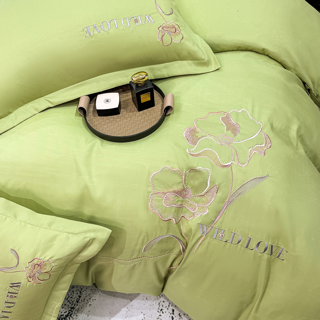 91家纺网 家纺一手货源 找家纺 悦织湾家纺 90克磨毛刺绣纯色四件套2025新款轻奢韩版公主风精致床上用品绣花亲肤水洗棉4件套 诗诺-果绿