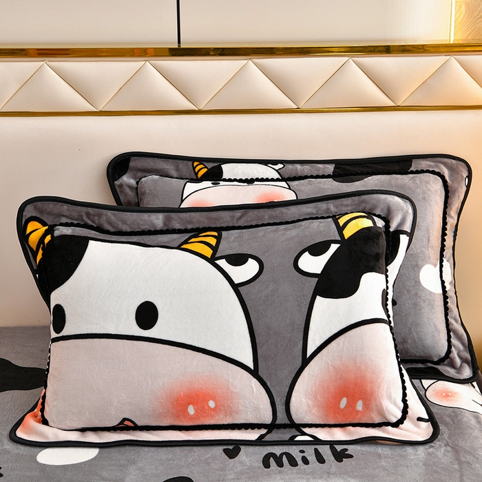 91家纺网 家纺一手货源 找家纺 硕喜 2025新款新8.5斤法莱绒四件套珊瑚牛奶金貂绒四件套床裙款 奶牛