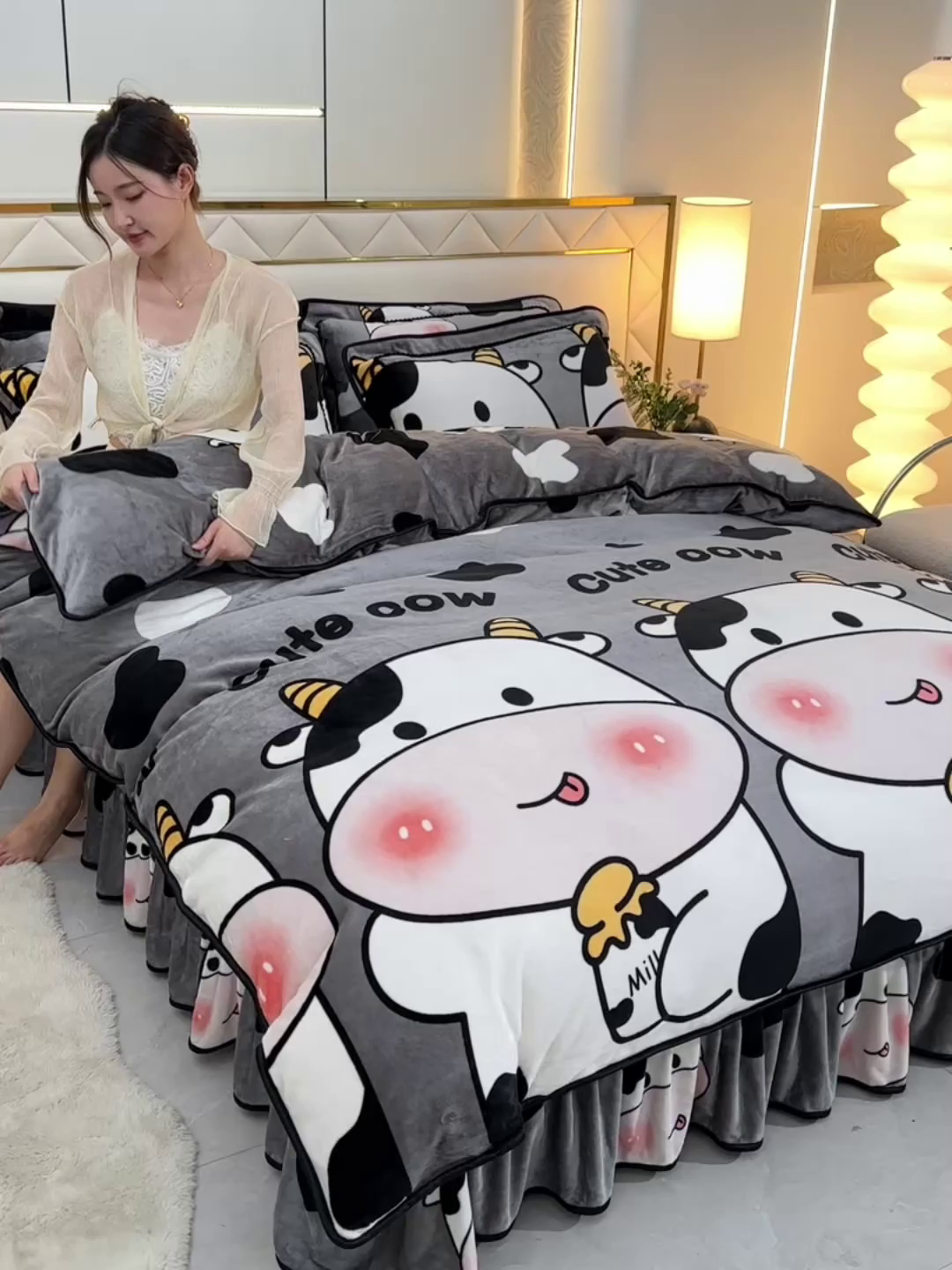 91家纺网 家纺一手货源 找家纺 硕喜 2025新款新8.5斤法莱绒四件套珊瑚牛奶金貂绒四件套床裙款 奶牛