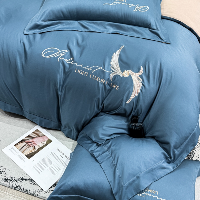 91家纺网 家纺一手货源 找家纺 悦织湾家纺 亲肤120克水洗棉磨毛刺绣纯色四件套2025新款轻奢韩版公主风精致床上用品绣花4件套 宽境宾利蓝