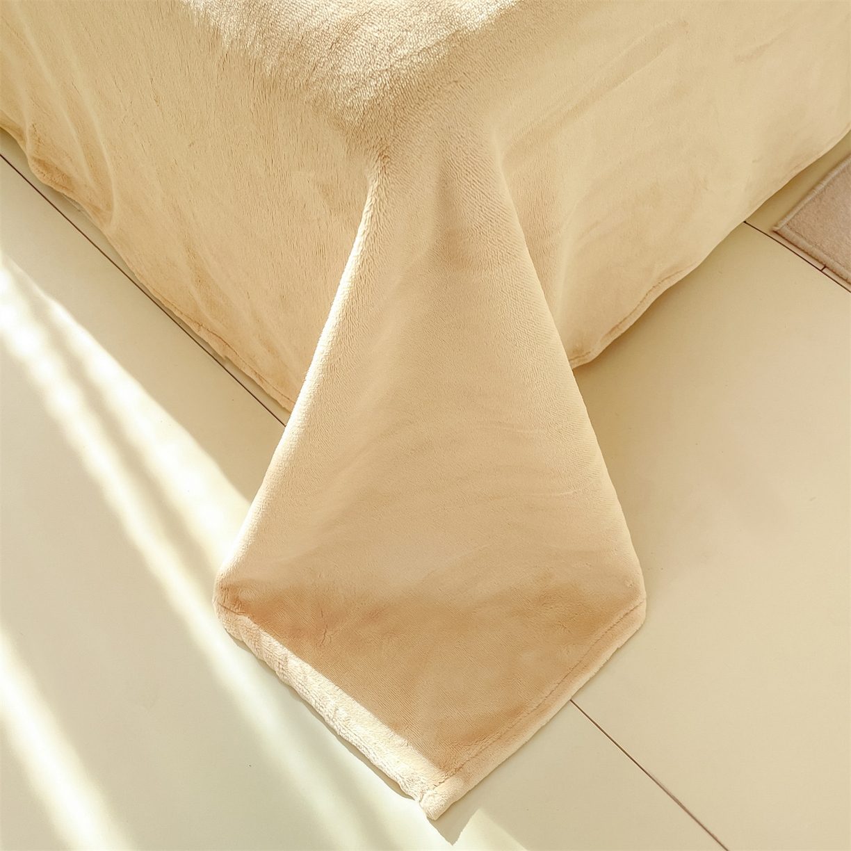 91家纺网 家纺一手货源 找家纺 梦幻之城 2025新款牛奶绒刺绣四件套-凯勒系列B款 凯勒-清澈蓝+香槟色