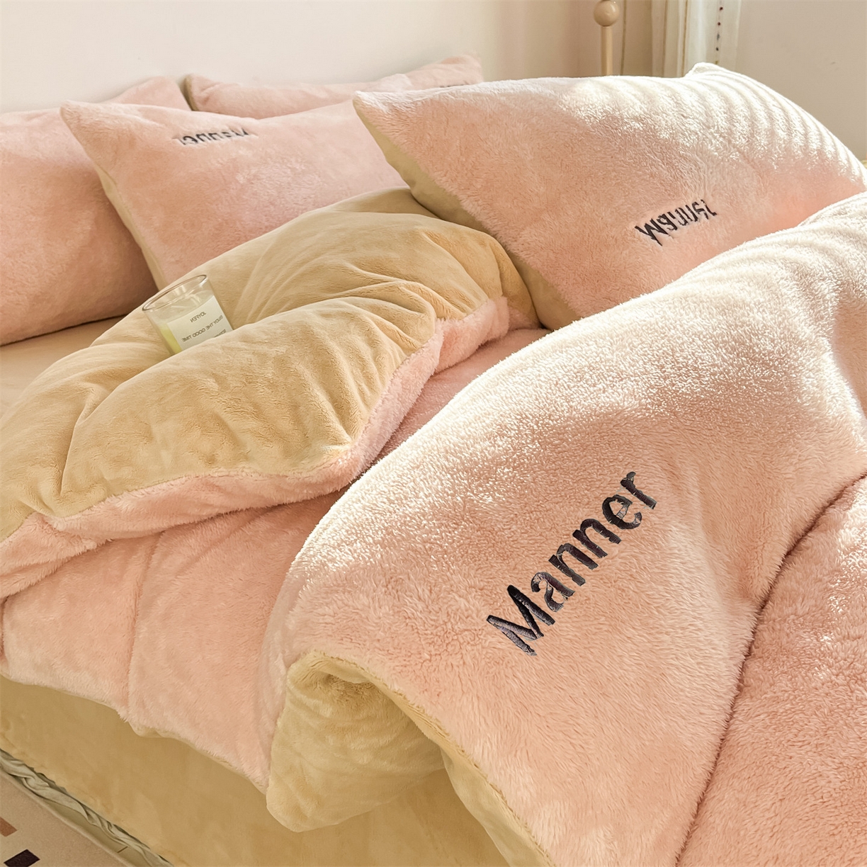 91家纺网 家纺一手货源 找家纺 （总）梦幻之城 2025新款牛奶绒刺绣四件套-凯勒系列B款