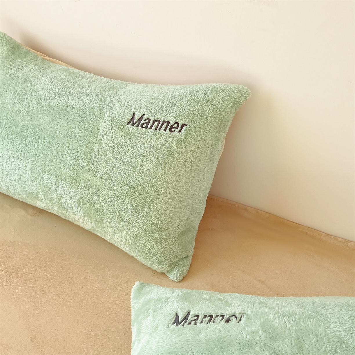 91家纺网 家纺一手货源 找家纺 梦幻之城 2025新款牛奶绒刺绣四件套-凯勒系列B款 凯勒-清澈蓝+香槟色