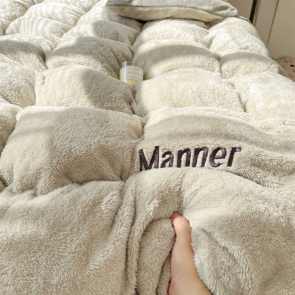 91家纺网 家纺一手货源 找家纺 梦幻之城 2025新款牛奶绒刺绣四件套-凯勒系列B款 凯勒-香草灰+经典灰