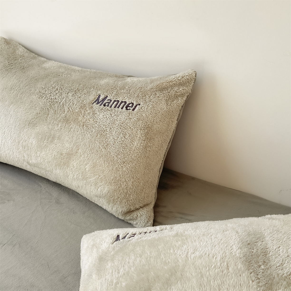 91家纺网 家纺一手货源 找家纺 梦幻之城 2025新款牛奶绒刺绣四件套-凯勒系列B款 凯勒-香草灰+经典灰