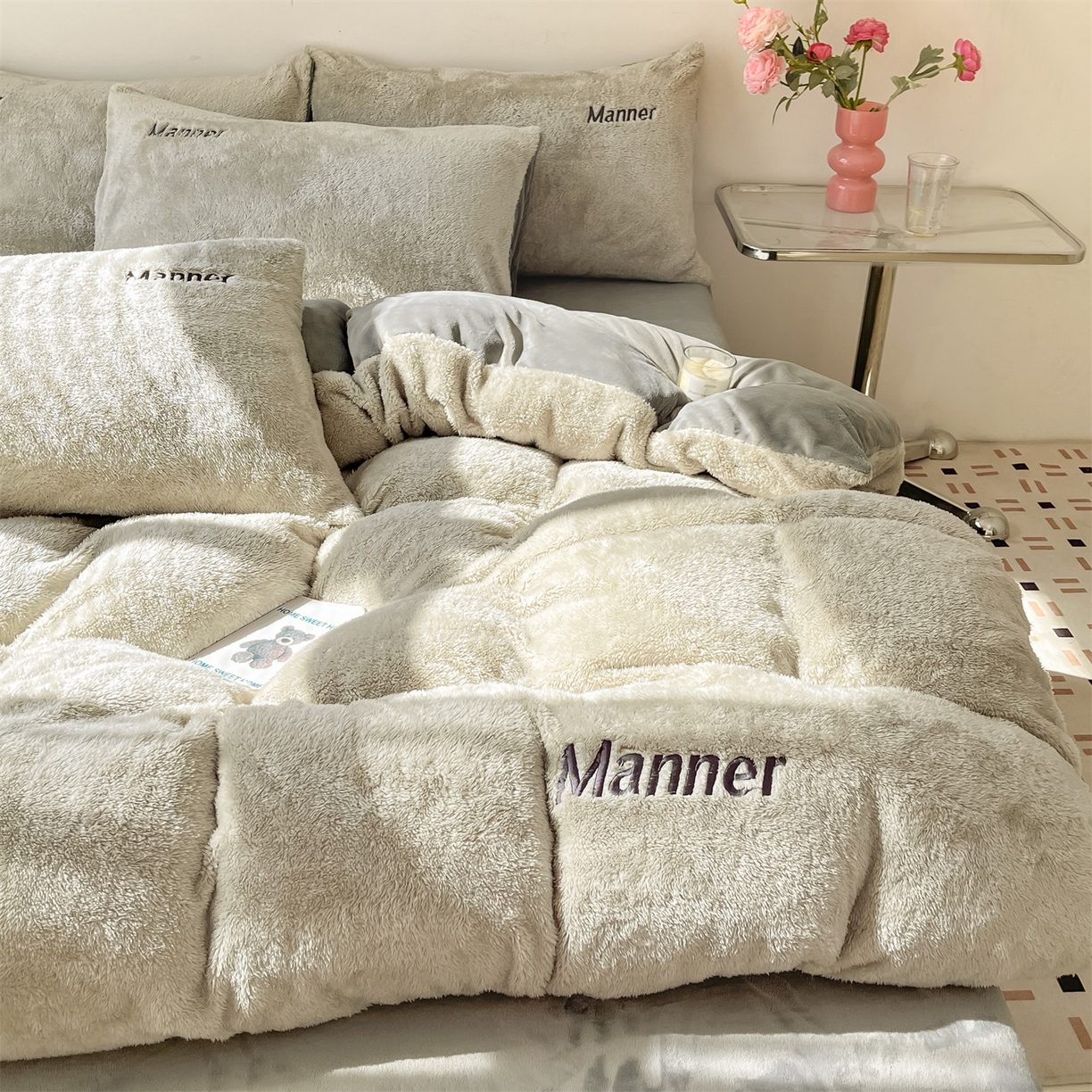 91家纺网 家纺一手货源 找家纺 梦幻之城 2025新款牛奶绒刺绣四件套-凯勒系列B款 凯勒-香草灰+经典灰