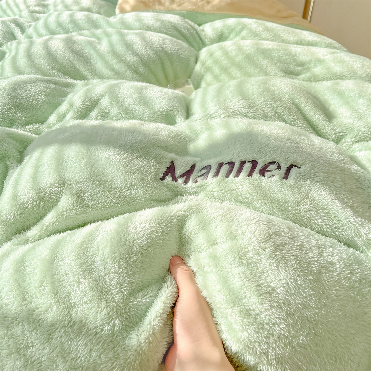 91家纺网 家纺一手货源 找家纺 梦幻之城 2025新款牛奶绒刺绣四件套-凯勒系列B款 凯勒-清澈蓝+香槟色