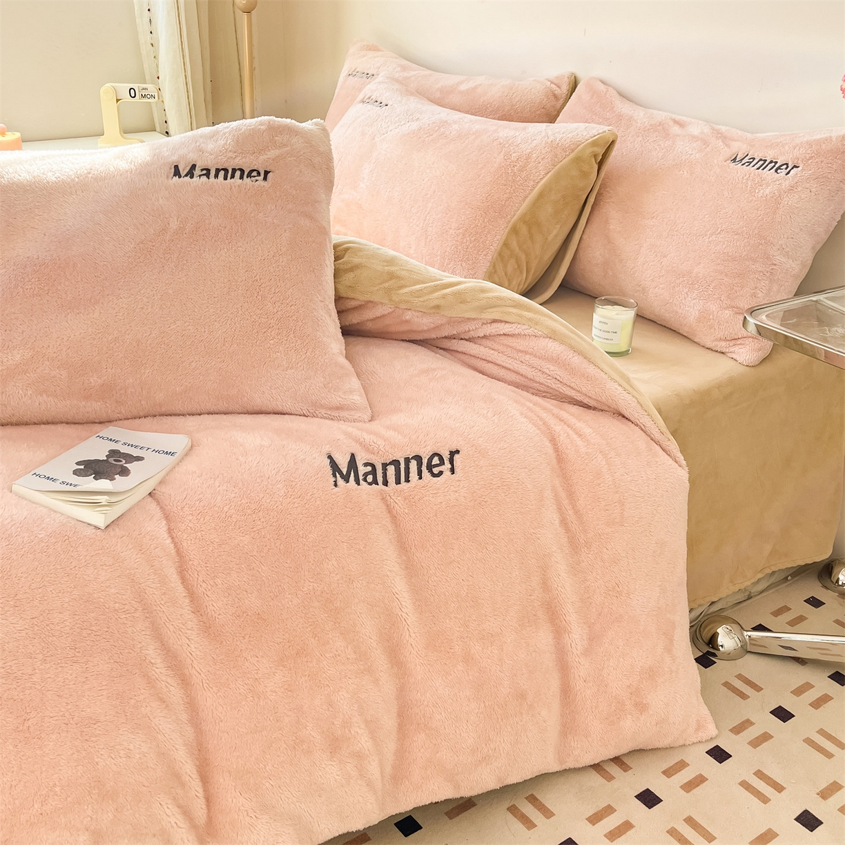 91家纺网 家纺一手货源 找家纺 梦幻之城 2025新款牛奶绒刺绣四件套-凯勒系列B款 凯勒-暖心粉+香槟色