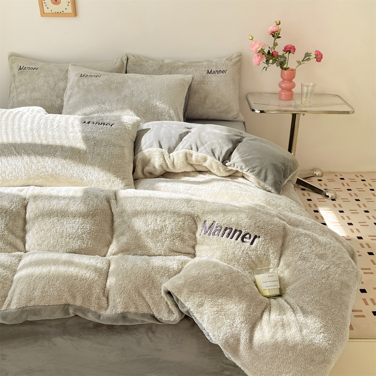 91家纺网 家纺一手货源 找家纺 梦幻之城 2025新款牛奶绒刺绣四件套-凯勒系列B款 凯勒-香草灰+经典灰