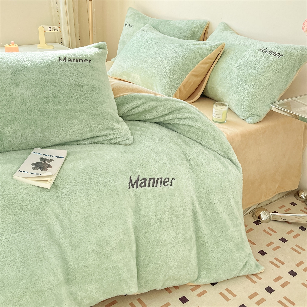 91家纺网 家纺一手货源 找家纺 梦幻之城 2025新款牛奶绒刺绣四件套-凯勒系列B款 凯勒-清澈蓝+香槟色