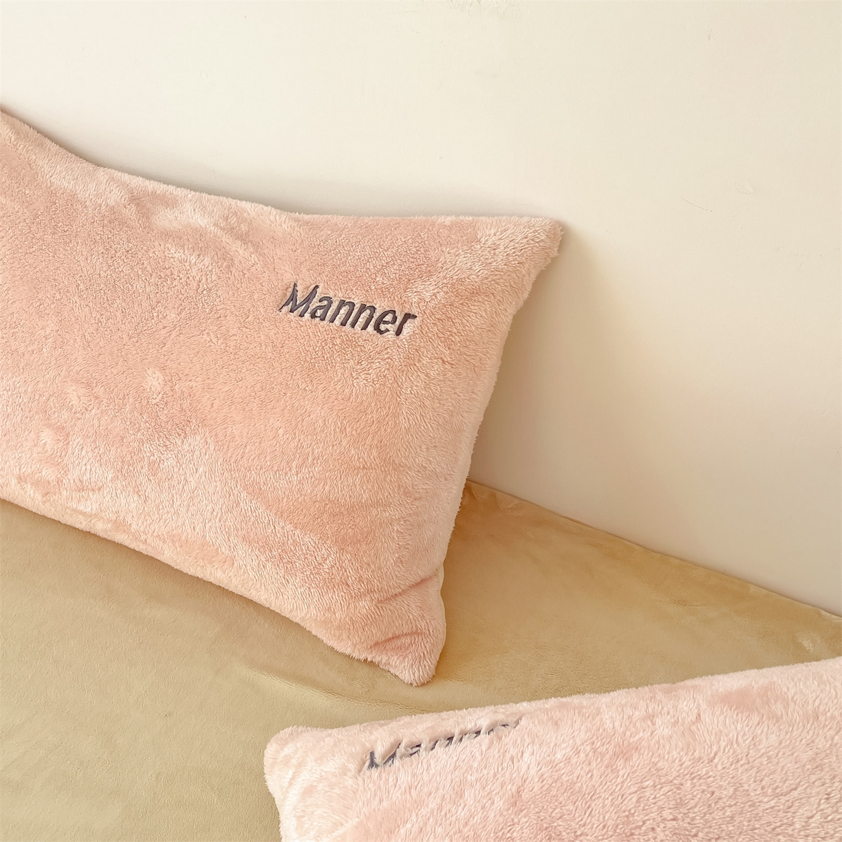 91家纺网 家纺一手货源 找家纺 梦幻之城 2025新款牛奶绒刺绣四件套-凯勒系列B款 凯勒-暖心粉+香槟色