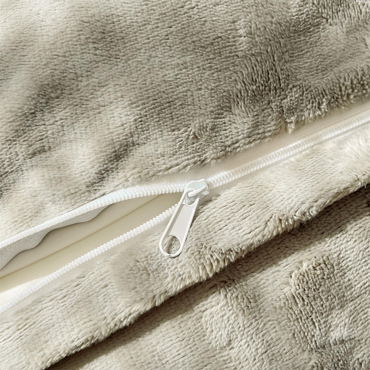 91家纺网 家纺一手货源 找家纺 梦幻之城 2025新款牛奶绒刺绣四件套-凯勒系列B款 凯勒-香草灰+经典灰