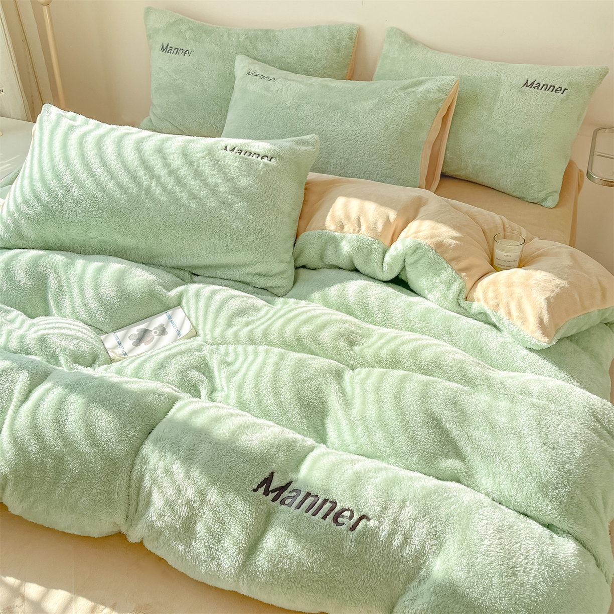 91家纺网 家纺一手货源 找家纺 梦幻之城 2025新款牛奶绒刺绣四件套-凯勒系列B款 凯勒-清澈蓝+香槟色