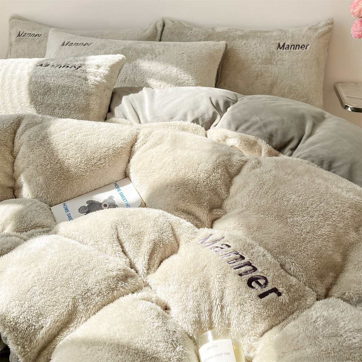 91家纺网 家纺一手货源 找家纺 梦幻之城 2025新款牛奶绒刺绣四件套-凯勒系列B款 凯勒-香草灰+经典灰