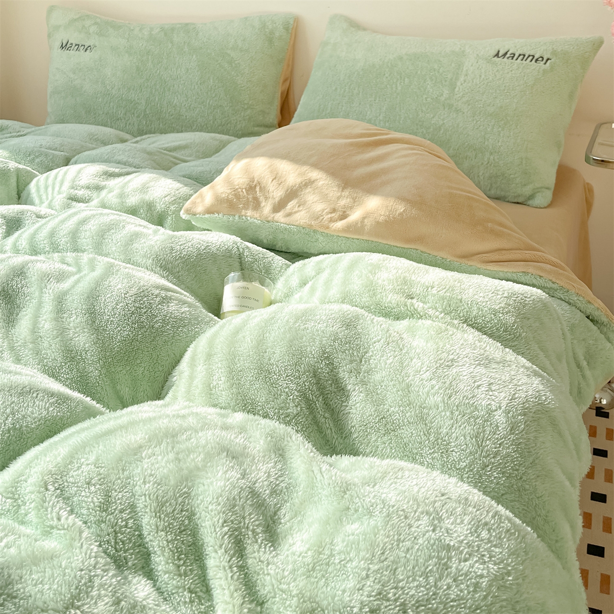 91家纺网 家纺一手货源 找家纺 梦幻之城 2025新款牛奶绒刺绣四件套-凯勒系列B款 凯勒-清澈蓝+香槟色