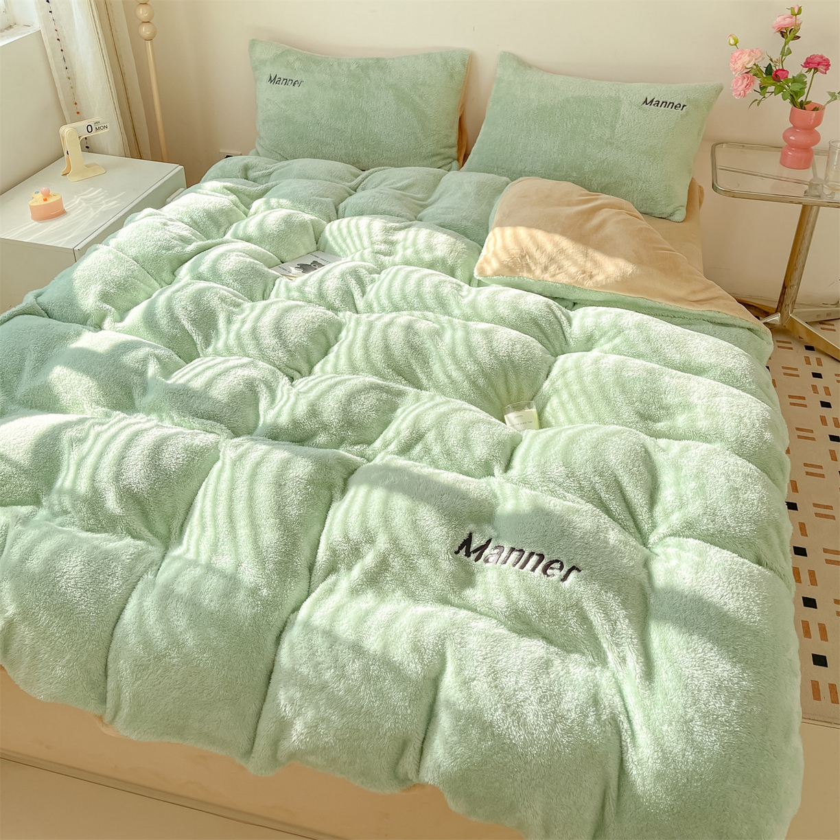 91家纺网 家纺一手货源 找家纺 梦幻之城 2025新款牛奶绒刺绣四件套-凯勒系列B款 凯勒-清澈蓝+香槟色