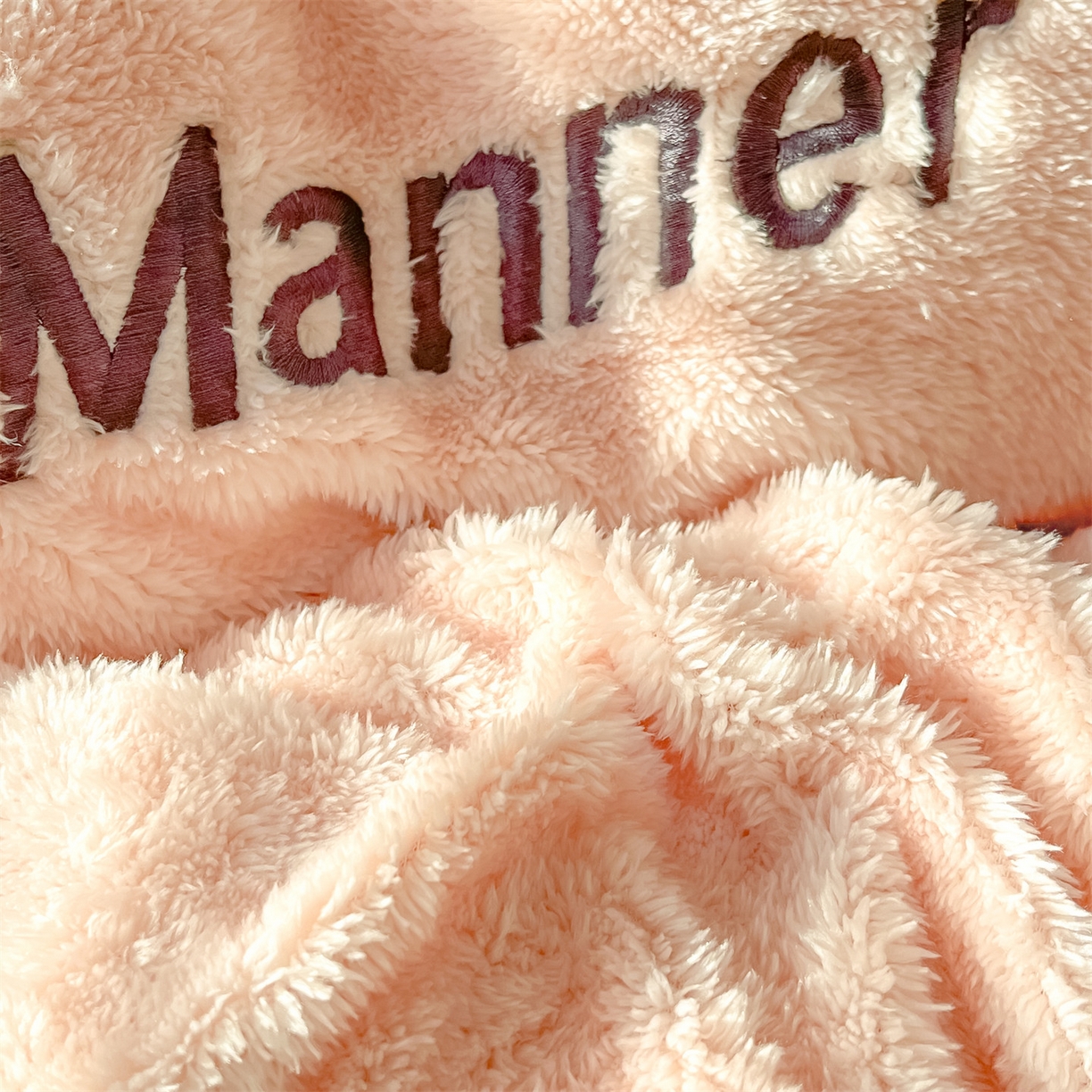 91家纺网 家纺一手货源 找家纺 梦幻之城 2025新款牛奶绒刺绣四件套-凯勒系列B款 凯勒-暖心粉+香槟色