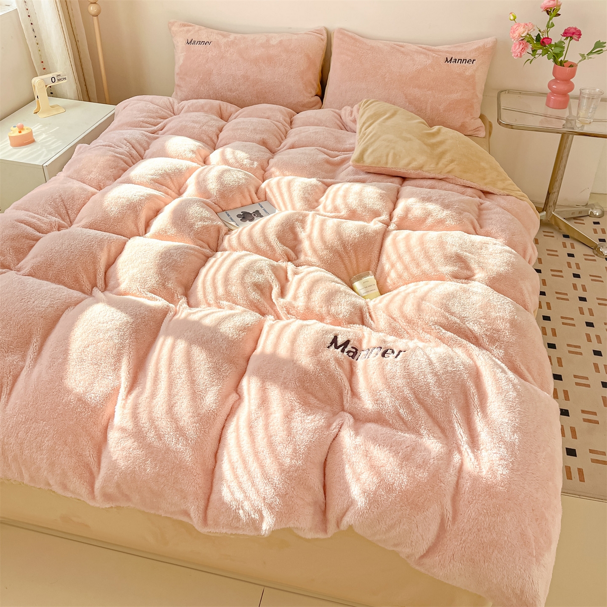 91家纺网 家纺一手货源 找家纺 梦幻之城 2025新款牛奶绒刺绣四件套-凯勒系列B款 凯勒-暖心粉+香槟色