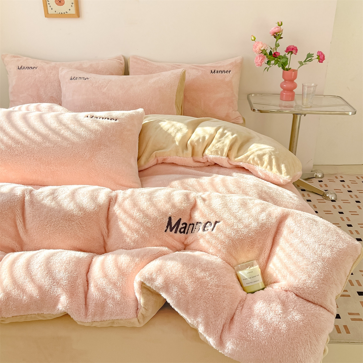 91家纺网 家纺一手货源 找家纺 梦幻之城 2025新款牛奶绒刺绣四件套-凯勒系列B款 凯勒-暖心粉+香槟色