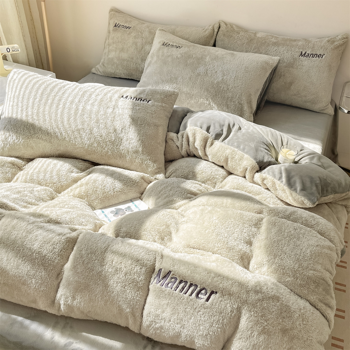 91家纺网 家纺一手货源 找家纺 梦幻之城 2025新款牛奶绒刺绣四件套-凯勒系列B款 凯勒-香草灰+经典灰