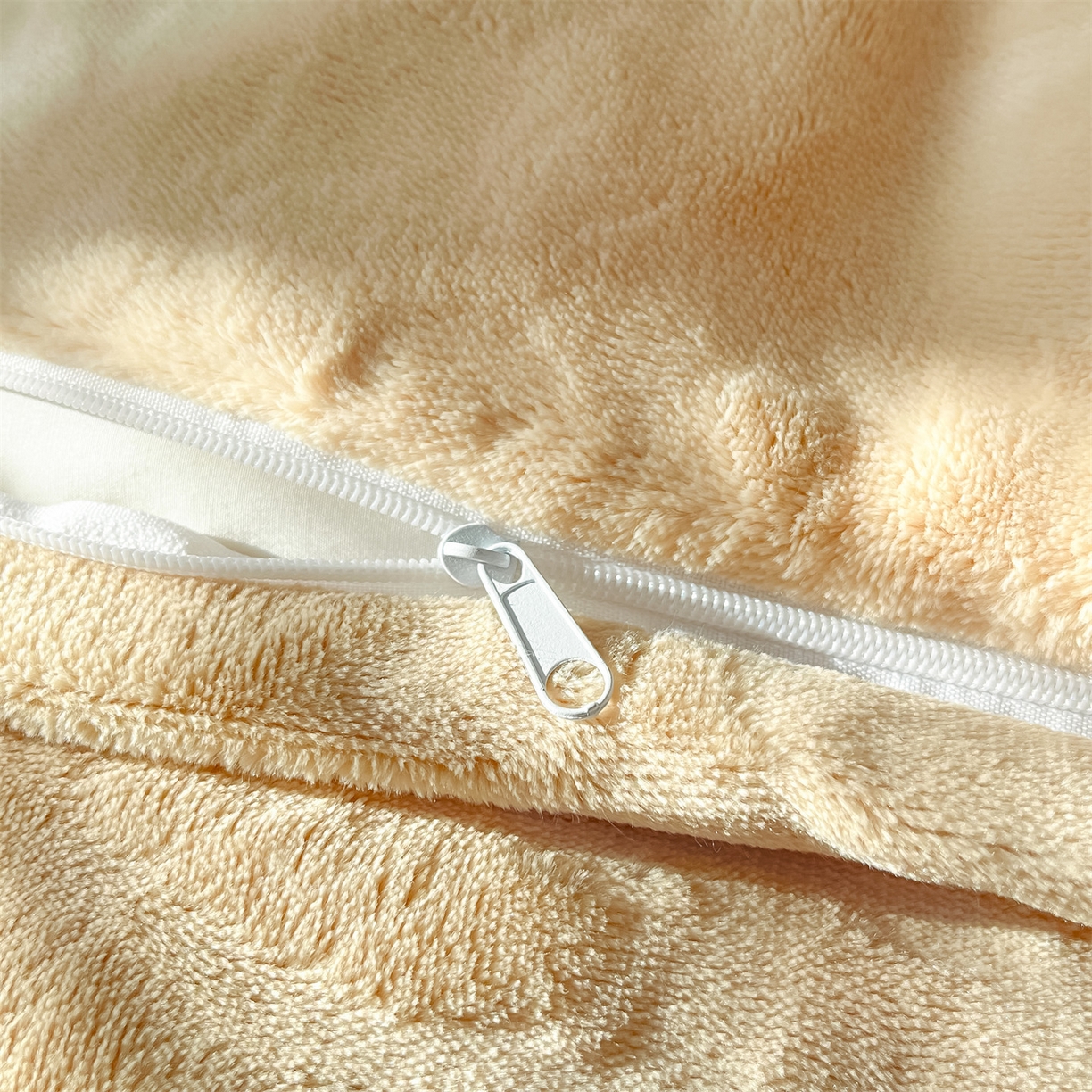 91家纺网 家纺一手货源 找家纺 梦幻之城 2025新款牛奶绒刺绣四件套-凯勒系列B款 凯勒-清澈蓝+香槟色