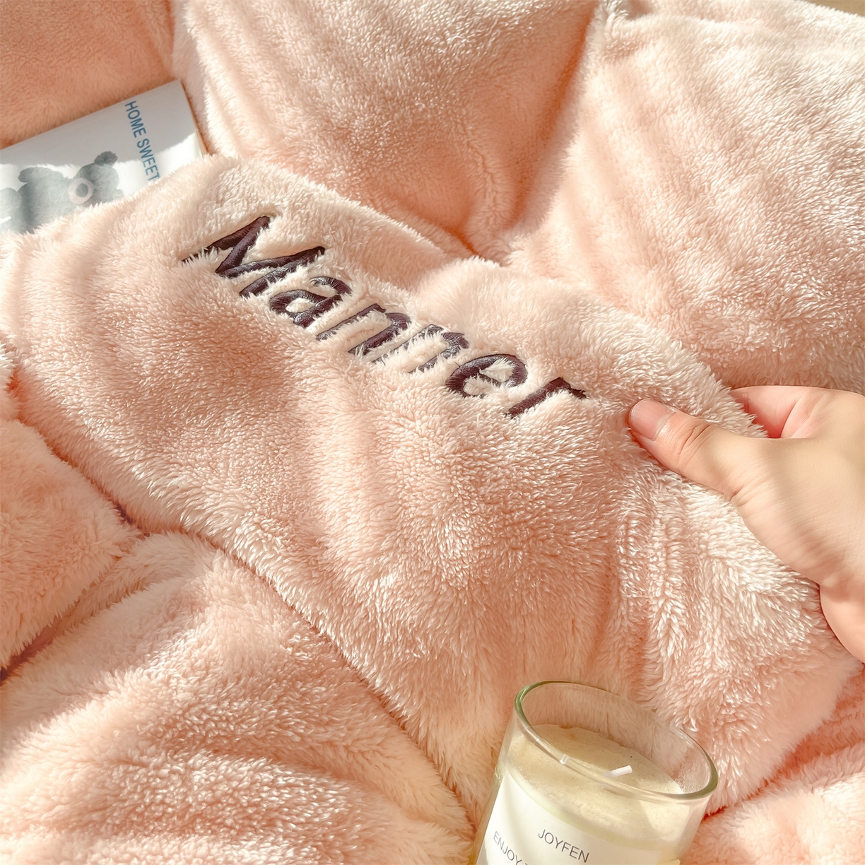 91家纺网 家纺一手货源 找家纺 梦幻之城 2025新款牛奶绒刺绣四件套-凯勒系列B款 凯勒-暖心粉+香槟色