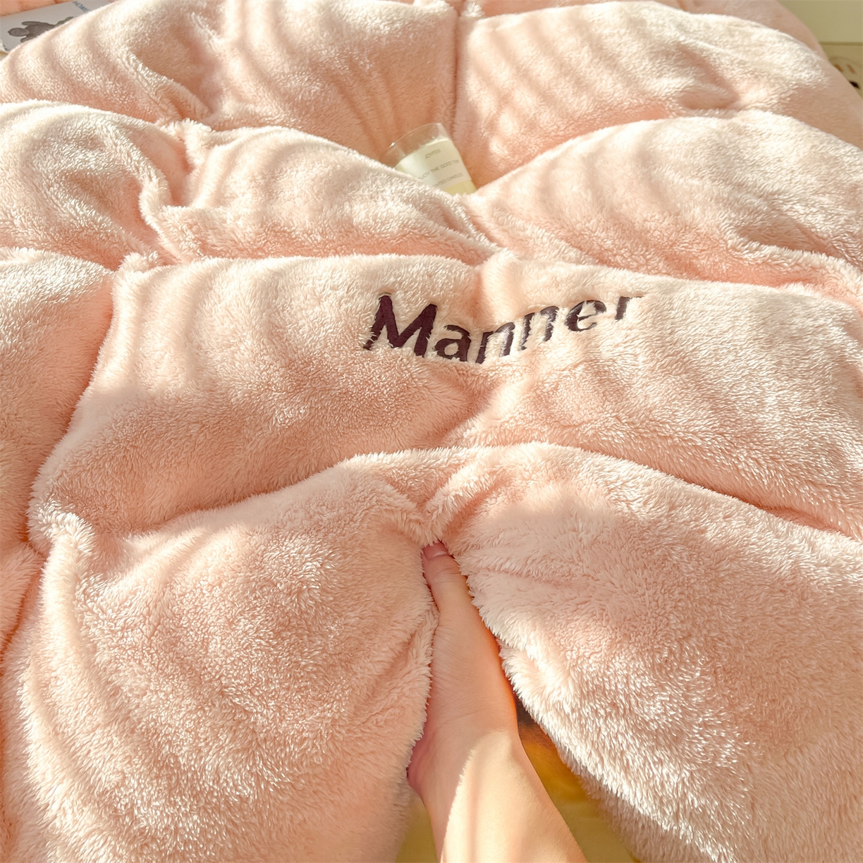 91家纺网 家纺一手货源 找家纺 梦幻之城 2025新款牛奶绒刺绣四件套-凯勒系列B款 凯勒-暖心粉+香槟色