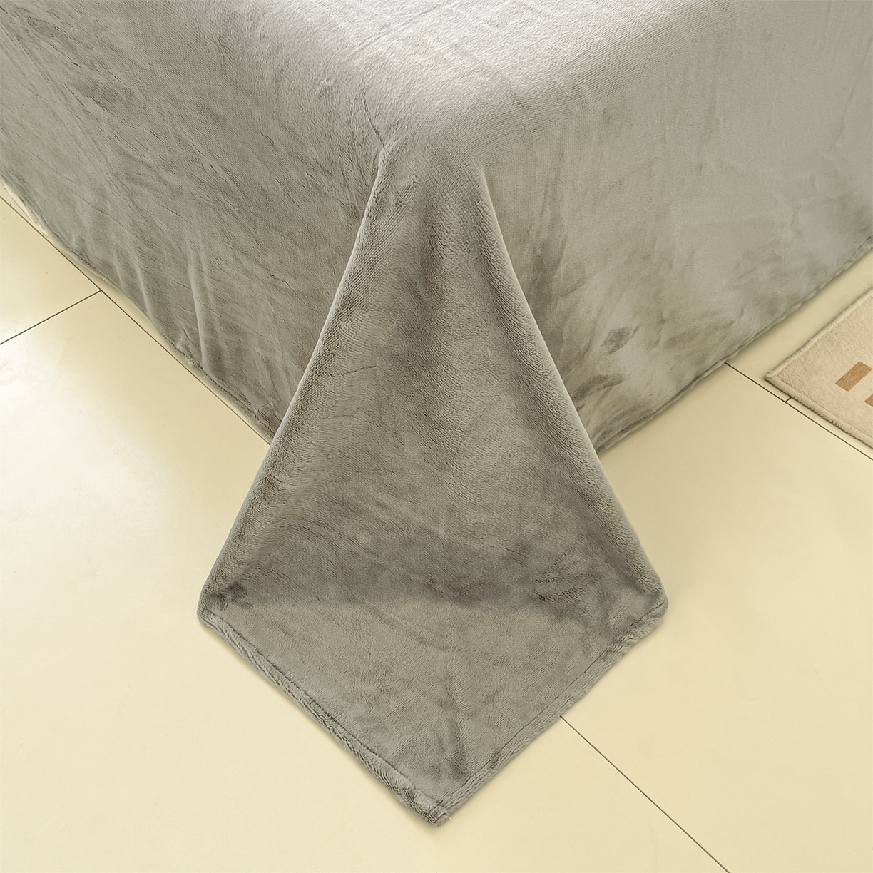 91家纺网 家纺一手货源 找家纺 梦幻之城 2025新款牛奶绒刺绣四件套-凯勒系列B款 凯勒-香草灰+经典灰