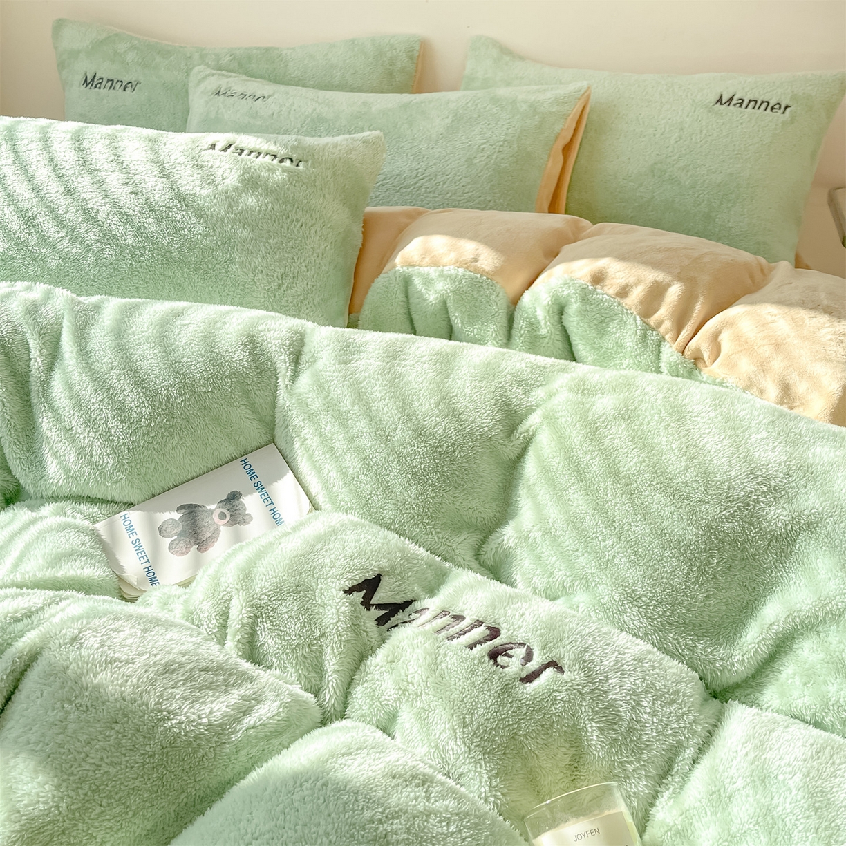 91家纺网 家纺一手货源 找家纺 梦幻之城 2025新款牛奶绒刺绣四件套-凯勒系列B款 凯勒-清澈蓝+香槟色