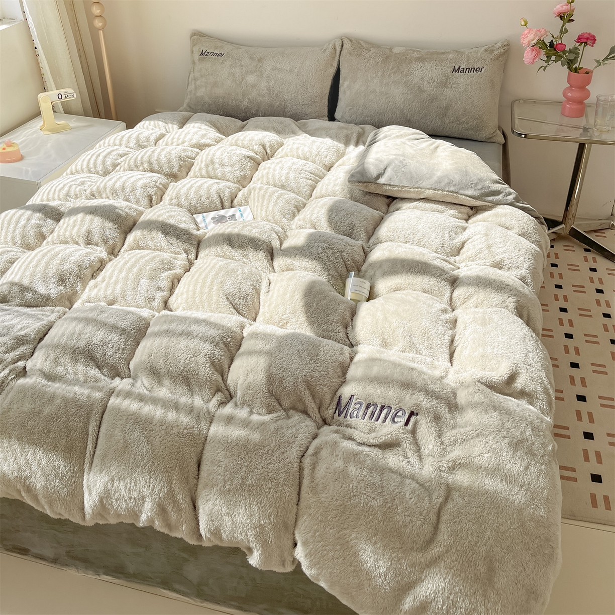 91家纺网 家纺一手货源 找家纺 梦幻之城 2025新款牛奶绒刺绣四件套-凯勒系列B款 凯勒-香草灰+经典灰