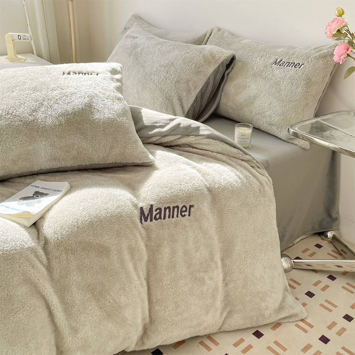 91家纺网 家纺一手货源 找家纺 梦幻之城 2025新款牛奶绒刺绣四件套-凯勒系列B款 凯勒-香草灰+经典灰