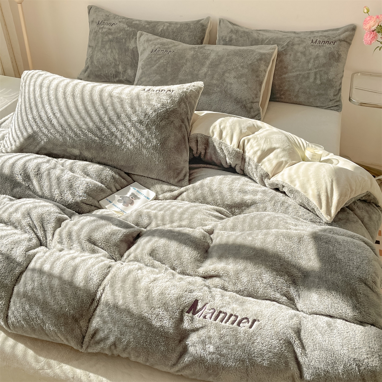 91家纺网 家纺一手货源 找家纺 梦幻之城 2025新款牛奶绒刺绣四件套-凯勒系列B款 凯勒-经典灰+香草灰