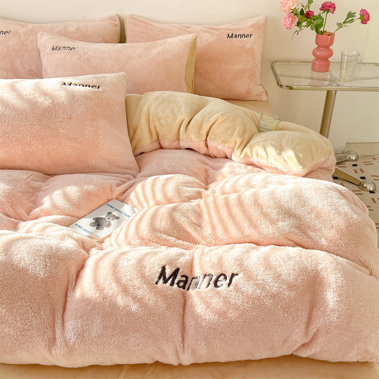 91家纺网 家纺一手货源 找家纺 梦幻之城 2025新款牛奶绒刺绣四件套-凯勒系列B款 凯勒-暖心粉+香槟色