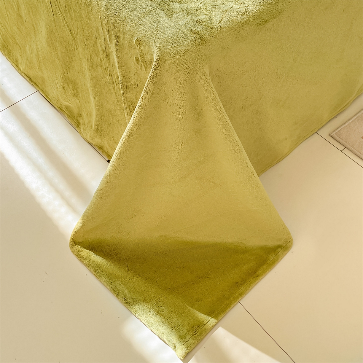 91家纺网 家纺一手货源 找家纺 梦幻之城 2025新款牛奶绒刺绣四件套-凯勒系列B款 凯勒-暖黄+苹果绿