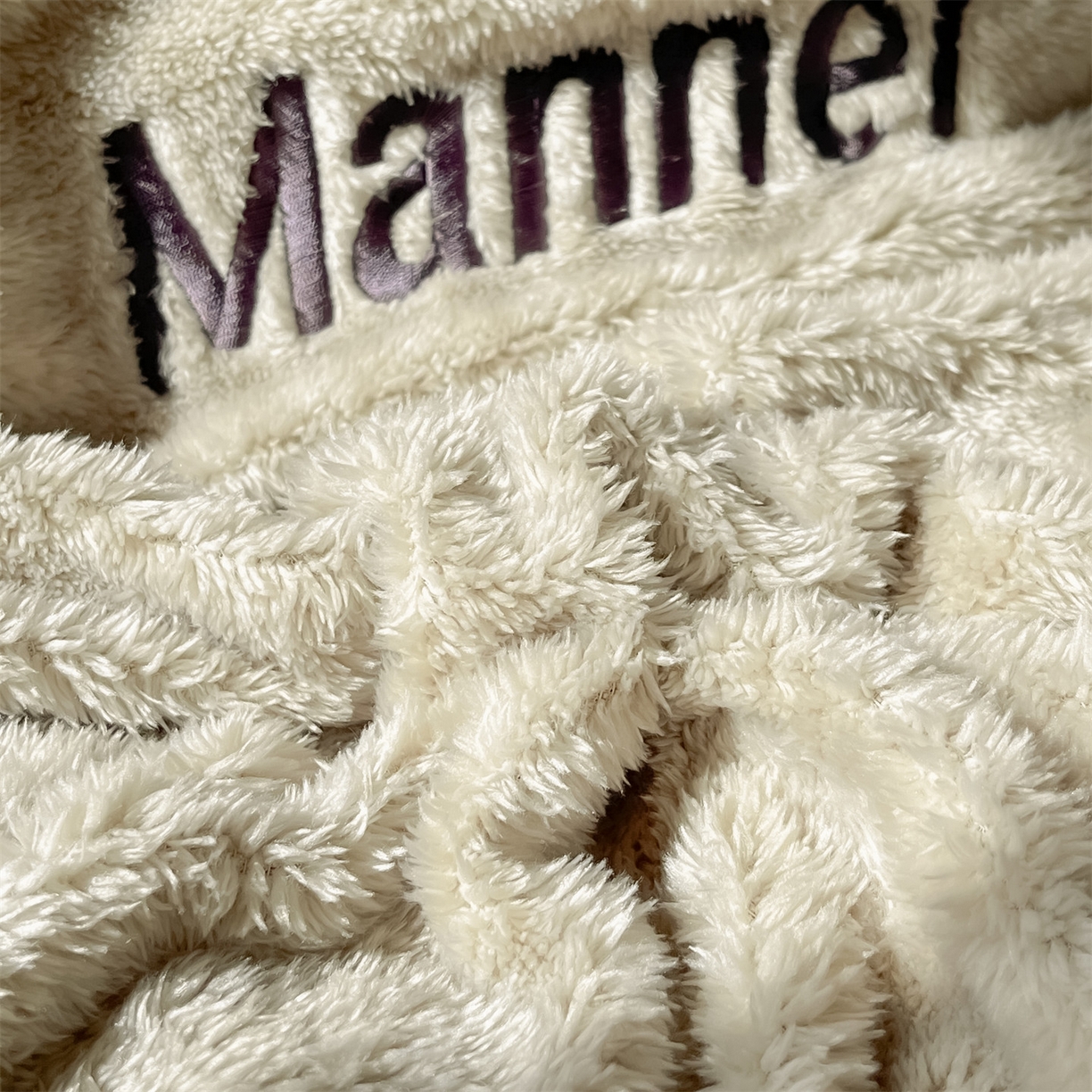 91家纺网 家纺一手货源 找家纺 梦幻之城 2025新款牛奶绒刺绣四件套-凯勒系列B款 凯勒-香草灰+经典灰