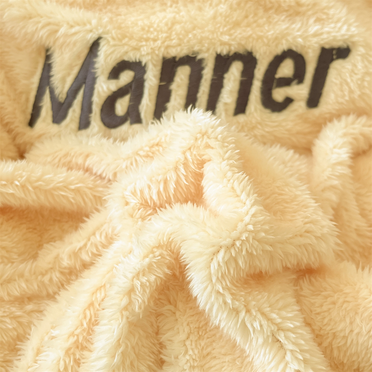 91家纺网 家纺一手货源 找家纺 梦幻之城 2025新款牛奶绒刺绣四件套-凯勒系列B款 凯勒-暖黄+苹果绿