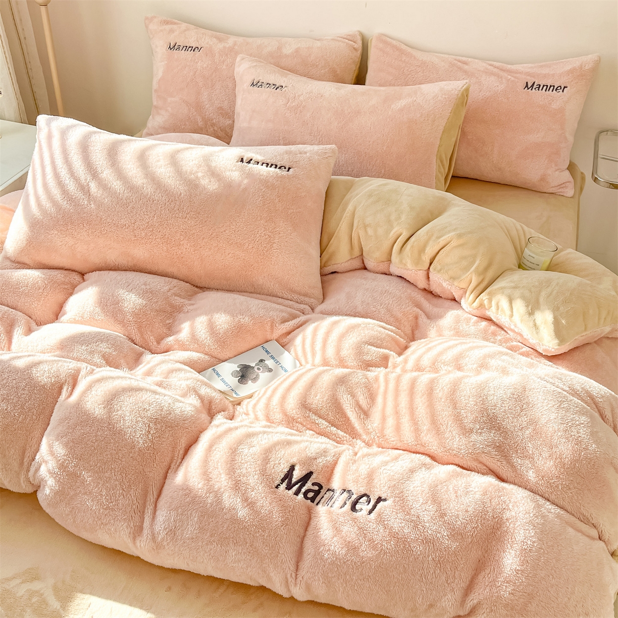 91家纺网 家纺一手货源 找家纺 梦幻之城 2025新款牛奶绒刺绣四件套-凯勒系列B款 凯勒-暖心粉+香槟色